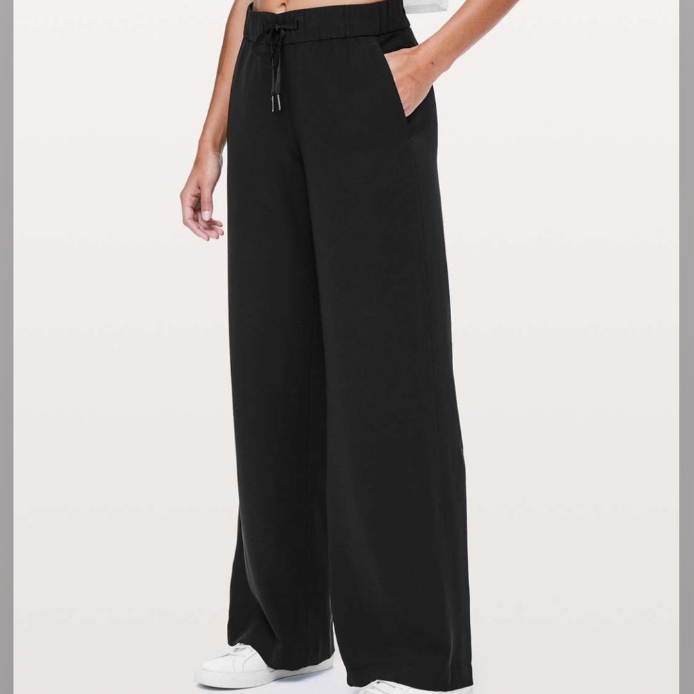 Lululemon womens black on the fly wide leg pants 6
